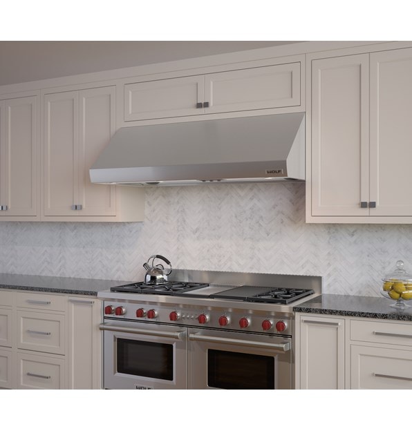 Cuisinière Wolf 60 po à gaz 6 brûleurs avec grilloir infrarouge (GR486C) jumelée à une hotte murale de style professionnel Wolf 60 po - Profondeur de 27 po (PW602718)