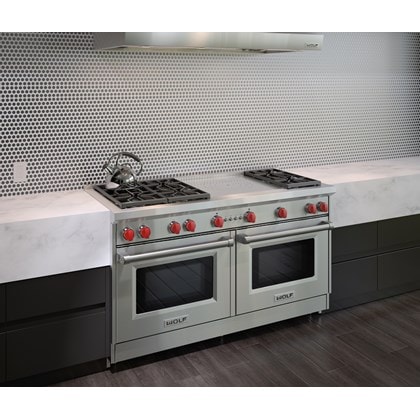 Cuisinière Wolf 60 po à gaz 6 brûleurs (GR606F) à plaque française jumelée à une hotte murale de style professionnel Wolf 60 po - Profondeur de 24 po (PW602418)