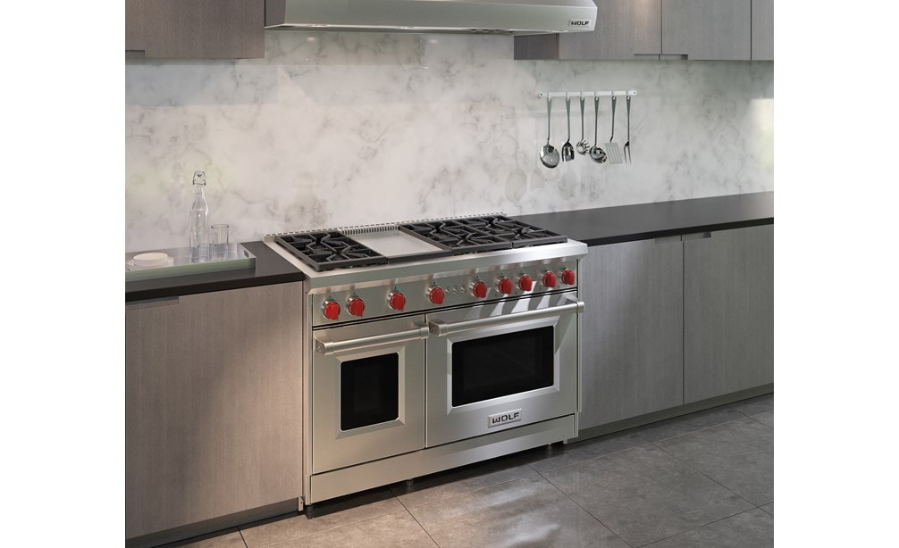 Cuisinière Wolf 48 po à gaz 6 brûleurs avec plaque à frire infrarouge (GR486G) jumelée à une hotte murale de style professionnel Wolf 48 po - Profondeur de 24 po (PW482418)