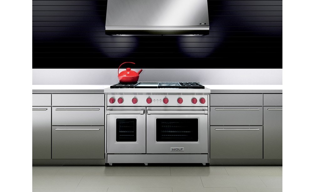La cuisinière à gaz Wolf 48 po à 4 brûleurs avec grilloir infrarouge et plaque à frire infrarouge (GR484CG) présentée dans un design de cuisine moderne et contemporain