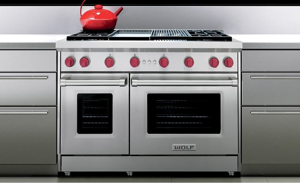 La cuisinière à gaz Wolf 48 po à 4 brûleurs avec grilloir infrarouge et plaque à frire infrarouge (GR484CG) présentée dans un design de cuisine moderne et contemporain