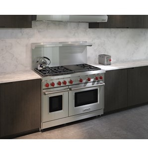 Cuisinière Wolf 48 po à gaz 6 brûleurs (GR486C) avec grilloir infrarouge  (GR486C) jumelée à une hotte murale de style professionnel Wolf 48 po - Profondeur de 24 po (PW482418)