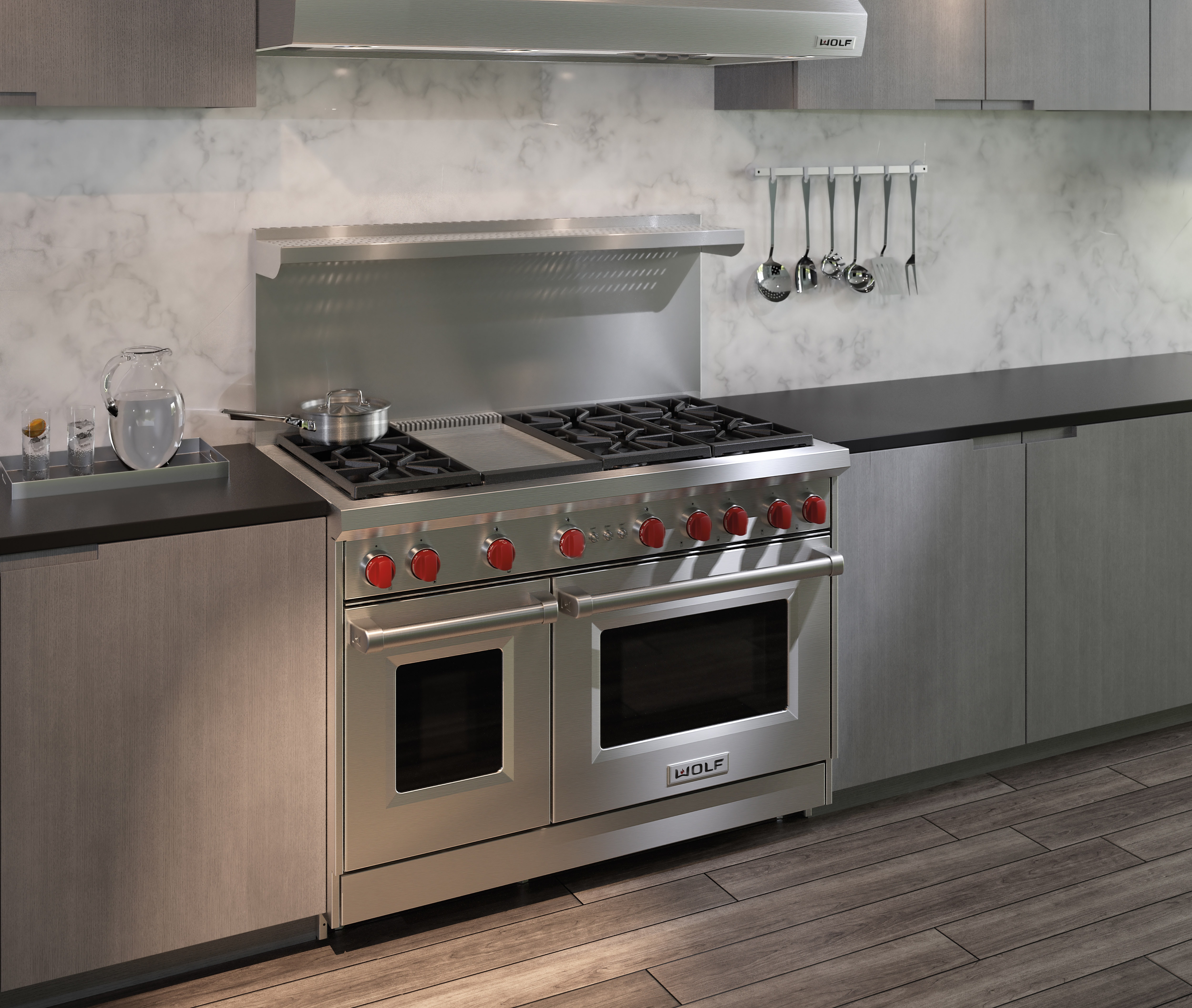 Cuisinière Wolf 48 po à gaz 6 brûleurs avec plaque à frire infrarouge (GR486G) jumelée à une hotte murale de style professionnel Wolf 48 po - Profondeur de 24 po (PW482418)