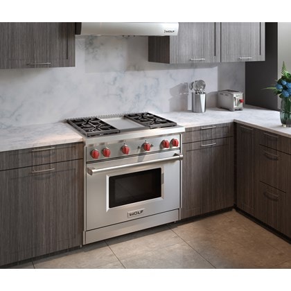 La cuisinière à gaz Wolf 36 po à 4 brûleurs la plaque à frire infrarouge (GR364G) offrent une construction en acier inoxydable et une finition brossée classique.