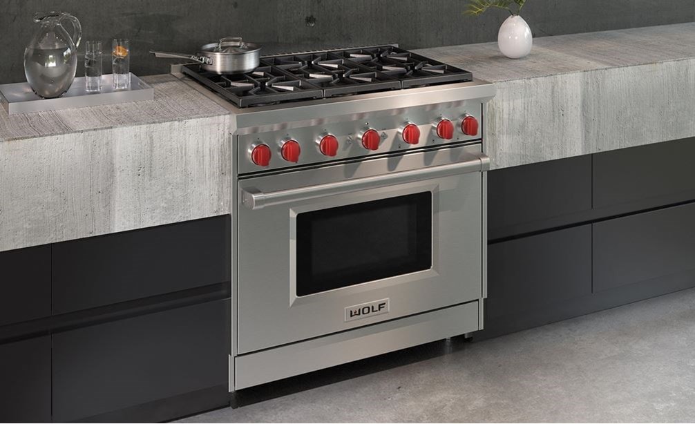 La cuisinière à gaz Wolf 36 po à 6 brûleurs (GR366) présente des caractéristiques de performance nées de cuisines professionnelles.