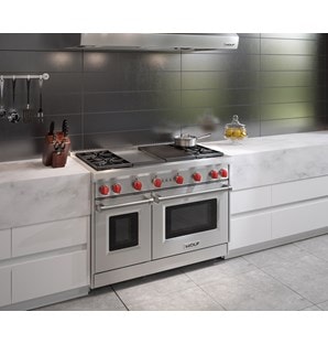 La cuisinière à gaz Wolf 48 po à 4 brûleurs avec grilloir infrarouge et plaque à frire infrarouge (GR484CG) se fond parfaitement dans une cuisine au design épuré et minimaliste