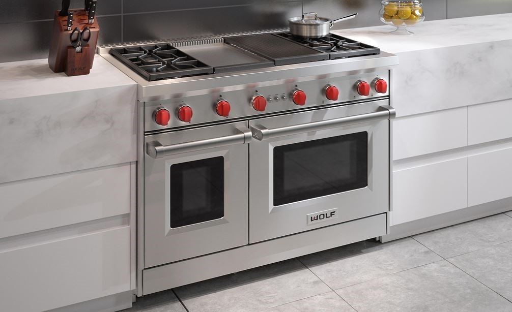 La cuisinière à gaz Wolf 48 po à 4 brûleurs avec grilloir infrarouge et plaque à frire infrarouge (GR484CG) se fond parfaitement dans une cuisine au design épuré et minimaliste