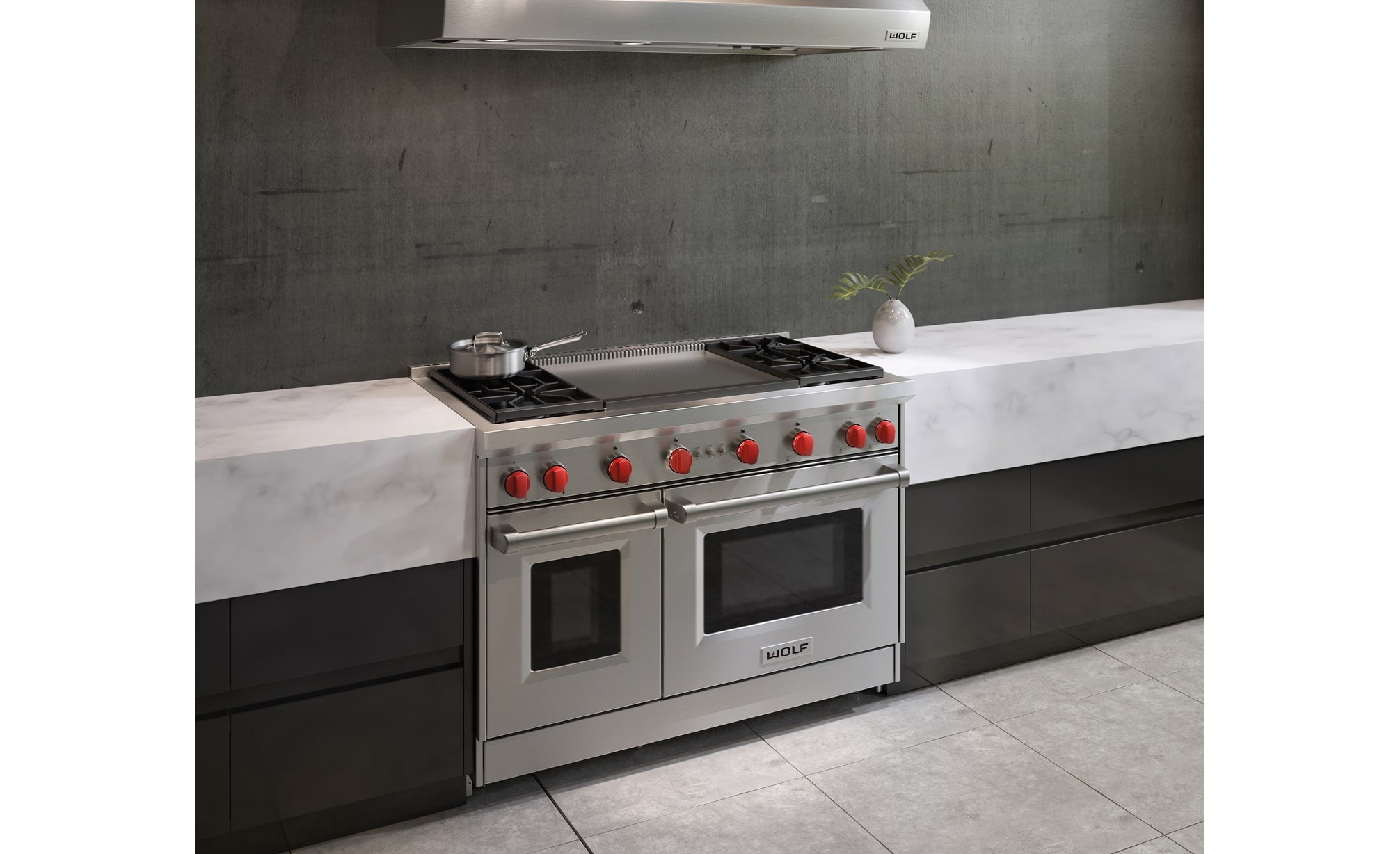 La cuisinière à gaz Wolf 48 po à 4 brûleurs avec plaque à frire double infrarouge (GR484DG) présentée dans un design de cuisine moderne et contemporain
