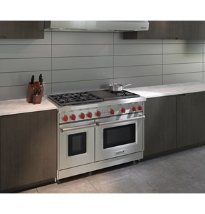 Cuisinière Wolf 48 po à gaz 6 brûleurs avec grilloir infrarouge (GR486C) jumelée à une hotte murale de style professionnel Wolf 48 po - Profondeur de 24 po (PW482418)