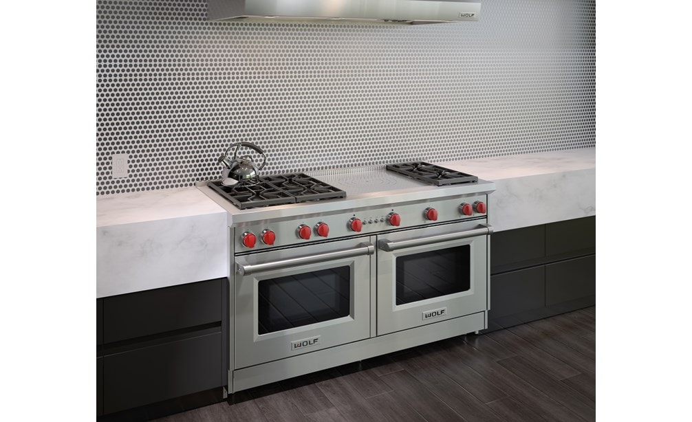 Cuisinière Wolf 60 po à gaz 6 brûleurs (GR606F) à plaque française jumelée à une hotte murale de style professionnel Wolf 60 po - Profondeur de 24 po (PW602418)
