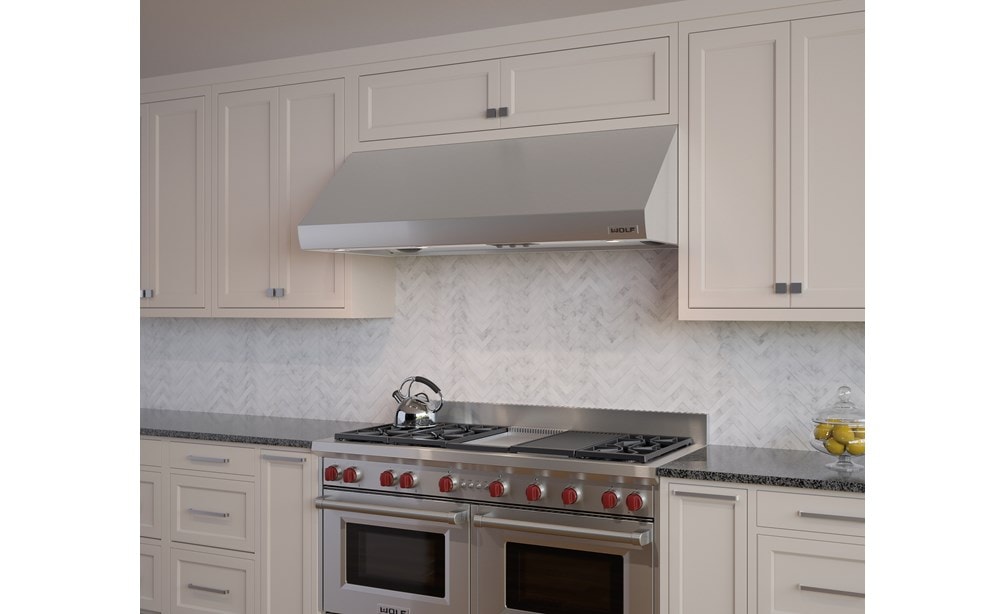 Cuisinière Wolf 60 po à gaz 6 brûleurs avec grilloir infrarouge (GR486C) jumelée à une hotte murale de style professionnel Wolf 60 po - Profondeur de 27 po (PW602718)