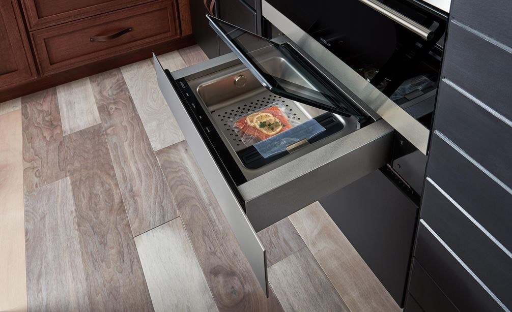 Le tiroir de scellement sous vide Wolf 24 po (VS24) est un ajout bienvenu de puissance et de performance dans une conception de cuisine traditionnelle