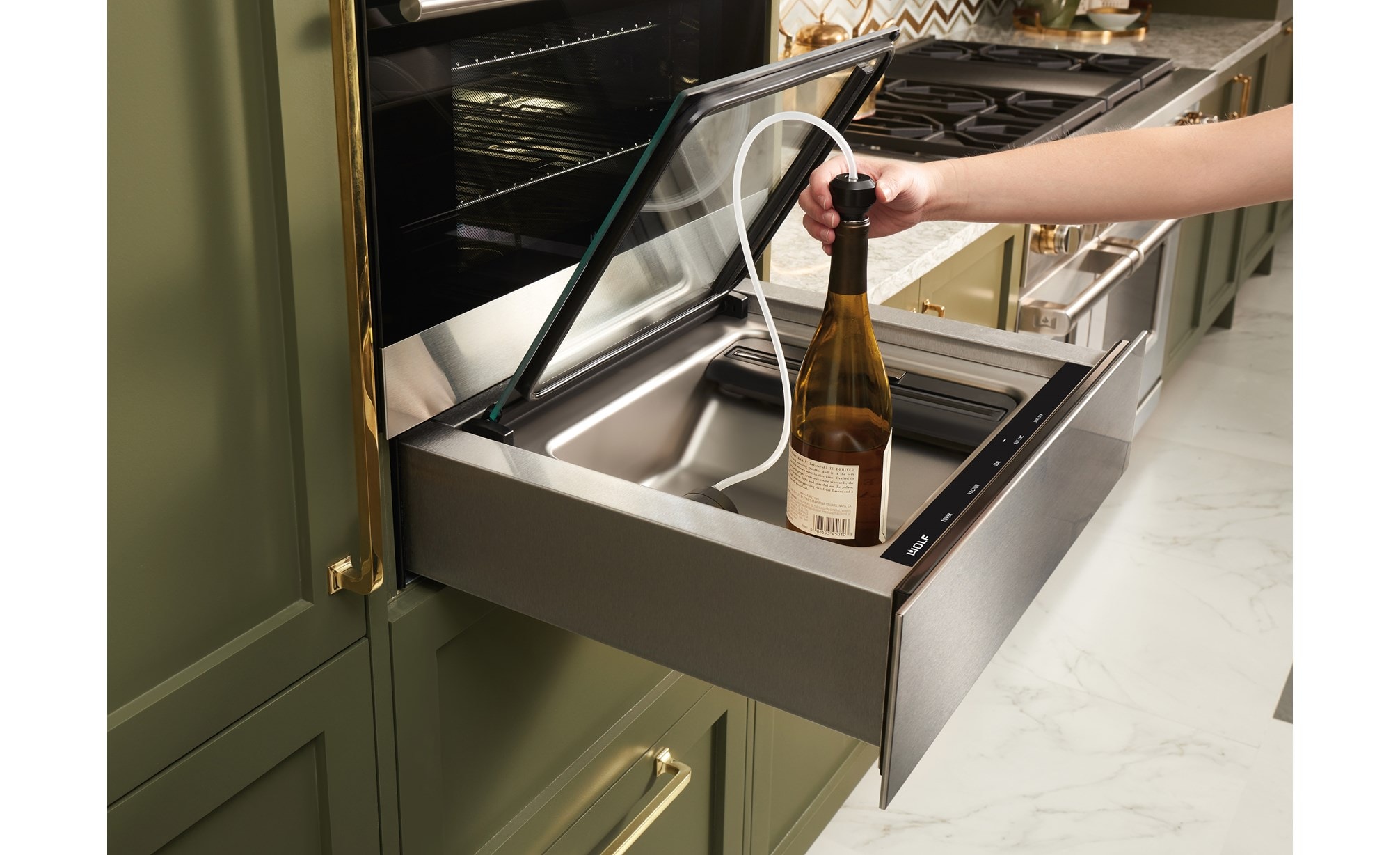Le tiroir de scellement sous vide Wolf 24 po (VS24) permet de protéger et prolonger la durée de vie du vin déjà ouvert à l'aide de l'accessoire fourni 