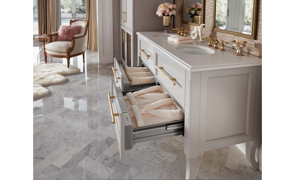 Le tiroir chauffe-plats Wolf 30 po (WD30) présenté ici garde les draps de bain, les peignoirs et les accessoires au chaud dans un design de salle de bain élégant