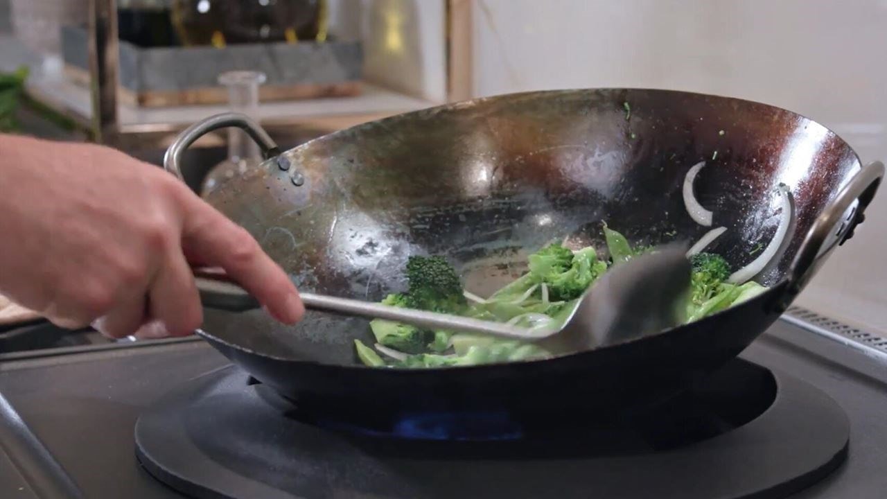 Wolf Sealed Burner Rangetop with Wok Burner Overview